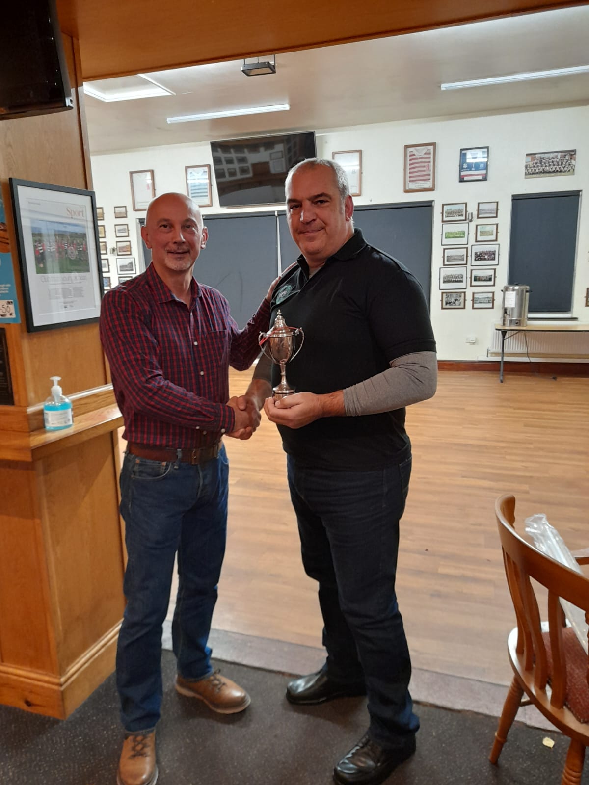 Chair handing out contribution award